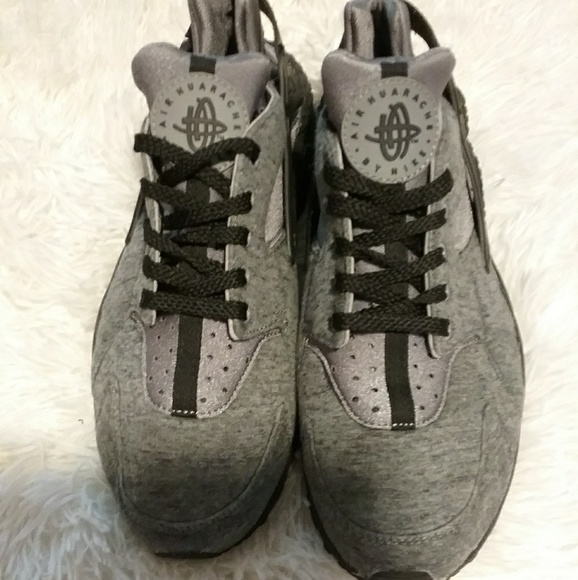 Nike Shoes - Gray Huaraches fleece women's sneakers size 9.5
